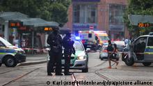 Polizisten und Rettungskräfte stehen in der Innenstadt. In Würzburg hat ein Mann wahllos Menschen mit einem Messer attackiert. Nach Informationen der Deutschen Presse-Agentur sind drei Personen getötet und fünf verletzt worden. +++ dpa-Bildfunk +++