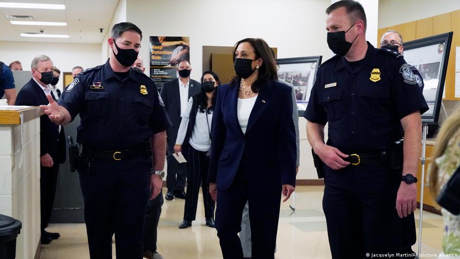 Kamala Harris promete un sistema migratorio ″humano″ | El Mundo | DW - Vimarsana News