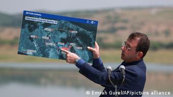 Türkei Istanbul | Ekrem Imamoglu mit Karte zum Kanal Istanbul Projekt