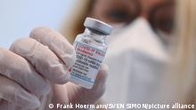 Themenbild -Impfung mit dem Moderna mRnA Impfstoff im Impfzentrum in Freising, Impfdose mit Impfstoff zur Injektion mit einer Kanuele.Close Up.Sachaufnahme.