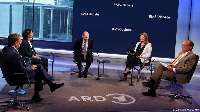 Le chef de l'Union chrétienne-démocrate allemande (CDU) Armin Laschet, la co-chef du parti Vert Annalena Baerbock et le ministre allemand des Finances Olaf Scholz du Parti social-démocrate (SPD) assistent à un débat télévisé animé par l'animatrice de télévision Tina Hassel et le diplomate allemand et président de la Munich Security Conférence Wolfgang Ischinger à Berlin samedi