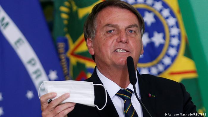 Bolsonaro minimizou a pandemia, se opôs a medidas de distanciamento, espalhou paranoia antivacinas e estimulou infecções ao longo da crise