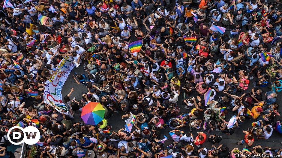 Festnahmen bei LGBTQ-Umzug in Istanbul