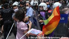 İstanbul'da da Beyoğlu Kaymakamlığı'nın izin vermediği LGBTİ+ Onur Haftası Yürüyüşü için toplanmak isteyenlere polis müdahale etmişti. 