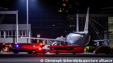 Verletzte Soldaten, die aus Mali eingetroffen sind, werden am Stuttgarter Flughafen aus einem Airbus A310 der Bundeswehr transportiert. Die Soldaten waren bei einem Selbstmordattentat im westafrikanischen Mali verletzt wurden. +++ dpa-Bildfunk +++