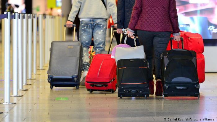 Passengers carrying luggage in Frankfurt