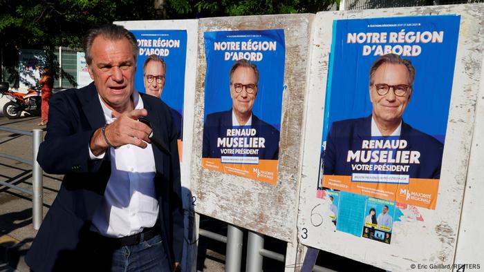Renaud Muselier steht neben seinen Wahlplakaten Renaud Muselier steht neben seinen Wahlplakaten