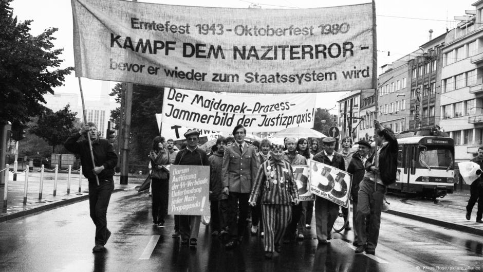 Protesti preživelih logoraša i njihovi prijatelji demonstriraju 29.06.1981. u Diseldorfu zbog blagih presuda u Procesu Majdanek. Na transparentu piše: 