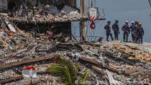 *** Dieses Bild ist fertig zugeschnitten als Social Media Snack (für Facebook, Twitter, Instagram) im Tableau zu finden: Fach „Images“ —> Weltspiegel/Bilder des Tages ***
TOPSHOT - Search and Rescue teams look for possible survivors in the partially collapsed 12-story Champlain Towers South condo building on June 27, 2021 in Surfside, Florida. - The death toll after the collapse of a Florida apartment tower has risen to nine, the local mayor said on June 27, 2021, more than three days after the building pancaked as residents slept. We were able to recover four additional bodies in the rubble... So I am confirming today that the death toll is at nine, Miami-Dade County mayor Daniella Levine Cava told reporters in Surfside, near Miami Beach, adding that one victim had died in hospital. We've identified four of the victims and notified next of kin. (Photo by Giorgio Viera / AFP) (Photo by GIORGIO VIERA/AFP via Getty Images)