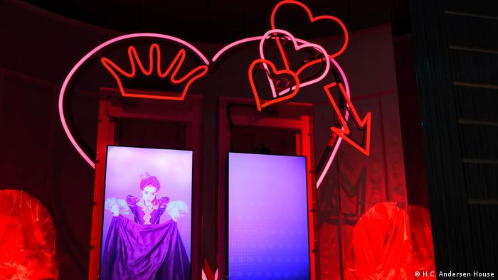Display with a female figure in a mirror, neon hearts and crown 