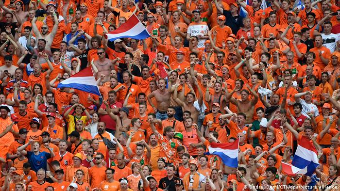 Suporterii Portocalei Mecanice, cum este supranumită echipa naţională de fotbal a Olandei, bucurându-se de partida cu Cehia, la Budapesta, pe o arenă ticsită. 