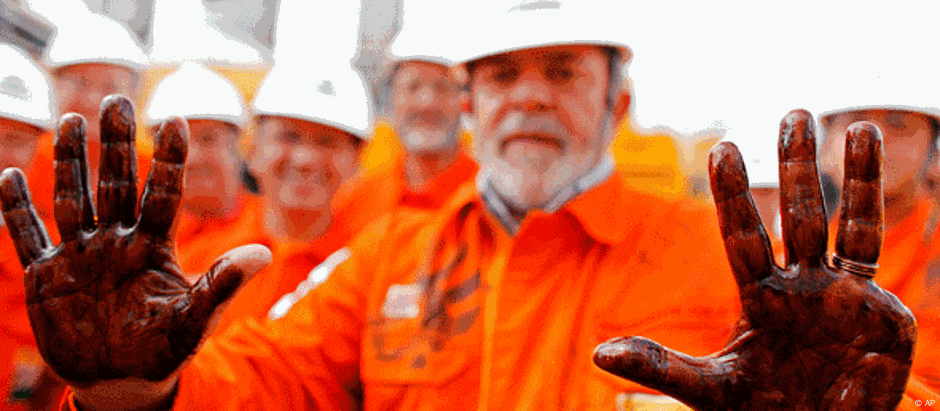 Lula exibe mãos cobertas de petróleo extraído do pré-sal, em 2010