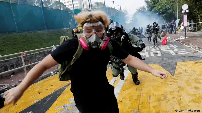 反修例运动期间，有多所香港大学均发生示威者、港警冲突。图为2019年11月12日的香港中文大学冲突。