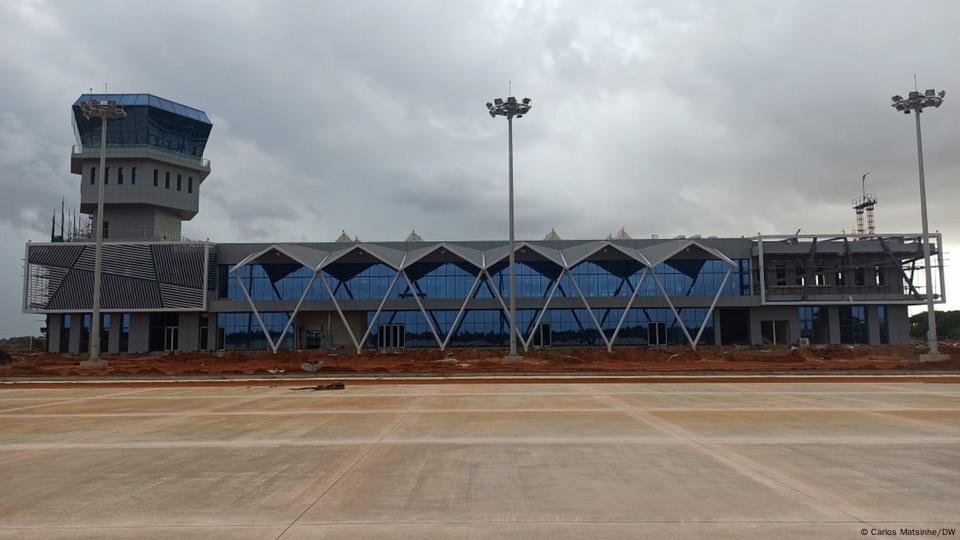 Filipe Nyusi inaugura aeroporto com o seu próprio nome – DW – 29/11/2021 Filipe Nyusi inaugura aeroporto com o seu próprio nome – DW – 29/11/2021