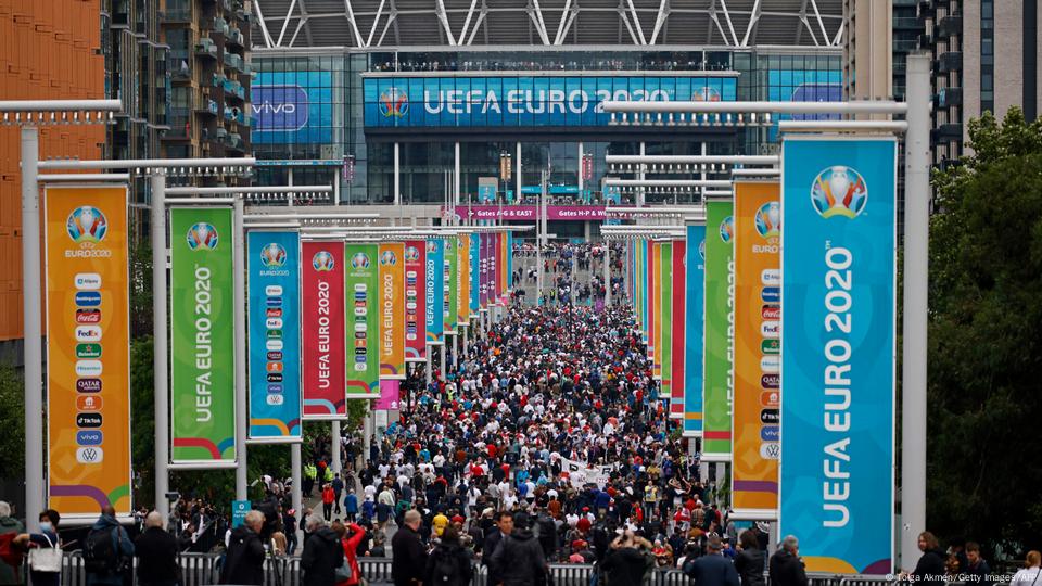 London: Wembley welcomes back record-breaking NFL crowd –