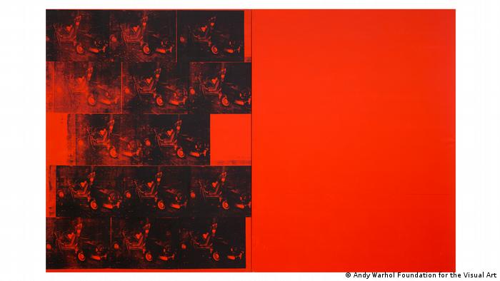 Andy Warhols berühmte Car Crash-Serie .Orange Car Crash Fourteen Times von 1963: Unfallbilder, in denen Verkehrsopfer leblos vor zerbeulten Autos liegen, sind in orangerote Farbe in Siebdrucktechnik verarbeitet