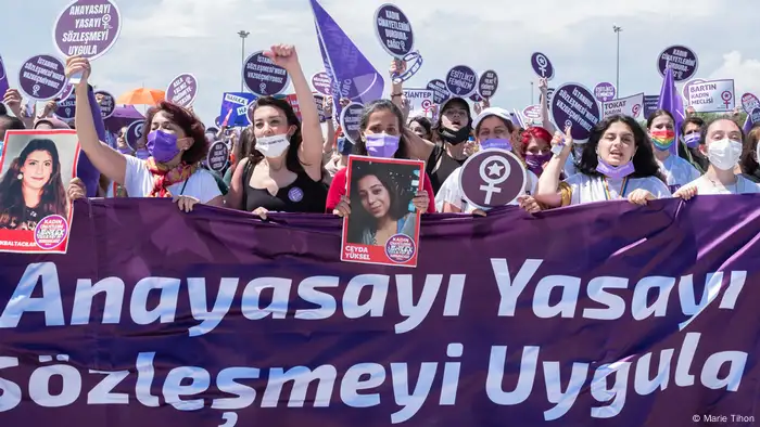 La maman de Ceyda Yüksel, Filiz Demiral, est présente au milieu du cortège de la plateforme Nous mettrons fin aux féminicides qui rejoint le grand rassemblement du 19 juin dernier à Istanbul pour manifester contre le retrait de la Convention d'Istanbul. Sur les pancartes est écrit : Nous n'abandonnerons pas la Convention d'Istanbul.
