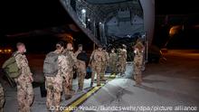 Das Handout der Bundeswehr zeigt Soldaten der Bundeswehr, die während der Rückverlegung zum Ende der Mission Resolute Support (RSM) in ein Transportflugzeug A400M der Luftwaffe steigen. Kurz vor Ende des Bundeswehr-Einsatzes in Afghanistan hat die Wehrbeauftragte des Bundestags eine öffentliche Debatte über die Lehren aus der Militärmission gefordert. +++ dpa-Bildfunk +++