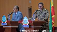 30.06.2021, Äthiopien, Addis Ababa: Redwan Hussein (l), Außenminister von Äthiopien, und Bacha Debele, Generalleutnant der Äthiopischen Streitkräfte, geben eine gemeinsame Pressekonferenz über die aktuelle Situation in der nördlichen Region Tigray. Nach achtmonatiger Militäroffensive in der nördlichen Region Tigray hat die äthiopische Regierung überraschend eine einseitige Waffenruhe angekündigt. Foto: Mulugeta Ayene/AP/dpa +++ dpa-Bildfunk +++