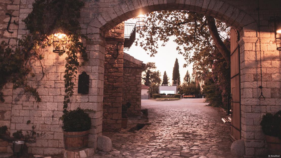 Η είσοδος στους χώρους του φεστιβάλ στην Πάτρα Η είσοδος στους χώρους του φεστιβάλ στην Πάτρα