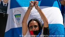 Manifestantes piden al régimen de Daniel Ortega y Rosario Murillo la liberación de los presos políticos. Aquí, el 23 de junio de 2021 frente a la sede la OEA, en Washington.