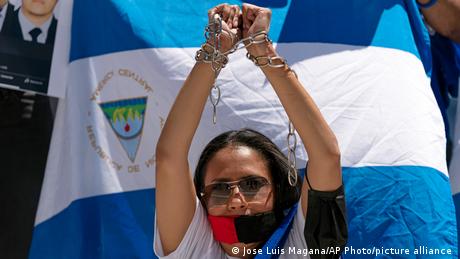 Manifestantes piden al régimen de Daniel Ortega y Rosario Murillo la liberación de los presos políticos. Aquí, el 23 de junio de 2021 frente a la sede la OEA, en Washington.