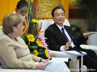 Im Beisein von Bundeskanzlerin Angela Merkel (CDU) spricht der Ministerpräsident der Volksrepublik China, Wen Jiabao am Samstag (17.07.2010) im Rahmen eines Wirtschaftstreffens im Pavillon der Purpurnen Wolke in Xi`an (China) zu den Teilnehmern. Wirtschaftsdelegationen und Minister beider Seiten nahmen an dem Treffen teil. Merkel startete am vergangenen Mittwoch (14.07.) eine fünftägige Reise nach Russland, China und Kasachstan. Foto: Rainer Jensen dpa