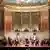 Blick in den Konzertsaal mit klassischen Säulen und goldenen Verzierungen.