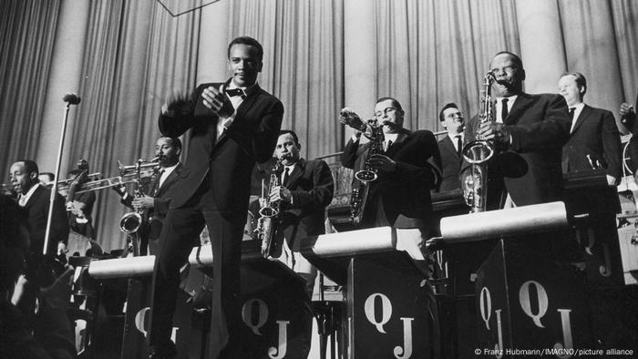 Quincy Jones 1960 auf der Bühne mit seiner Big Band