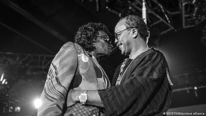 Miles Davis und Quincy Jones stehen 1991 beim Jazz Festival in Montreux auf der Bühne und gucken sich an. 