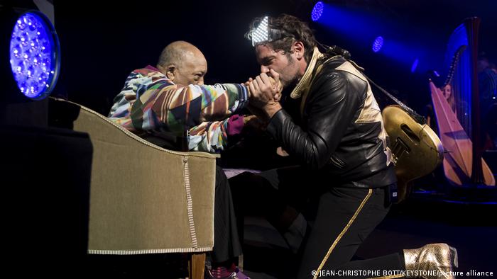 Matthieu Chedid alias M küsst Quincy Jones, der im Sessel sitzt, die Hand 
