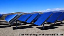 Heliostaten reflektieren Sonnenstrahlen, Zentrum zur Erforschung der Sonnenenergie, Plataforma Solar de Almería, Wüste von Tabernas, Provinz Almería, Andalusien, Spanien, Europa