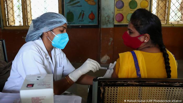 Un trabajador sanitario administra la vacuna Covishield durante una campaña especial de vacunación contra el COVID-19 en Hyderabad, India.