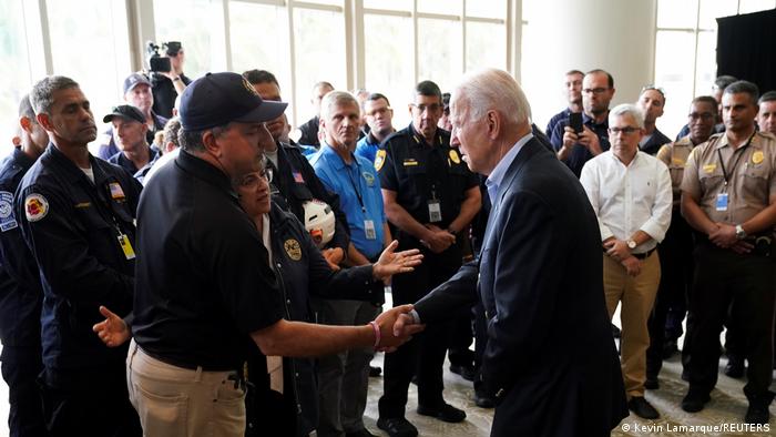Biden se reunió con los rescatistas en Florida. 