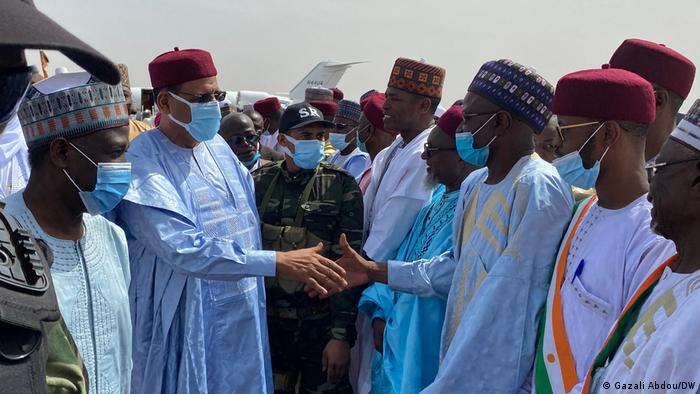 Le président Bazoum lors d'une visite à Diffa non loin de la frontière avec le Nigeria 