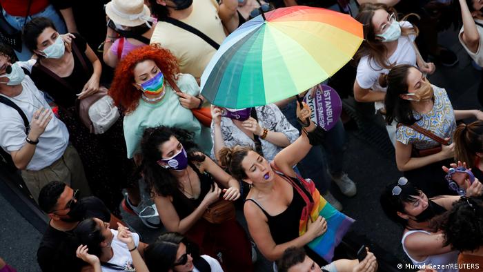 İstanbul'da da kadınlar sokaktaydı