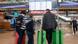 Em foto de ambiente interno, pessoas carregam malas em aeroporto. Em foto de ambiente interno, pessoas carregam malas em aeroporto.