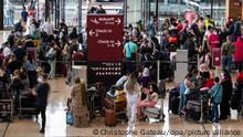 Reisende stehen am Check-in im Terminal des Flughafens Berlin-Brandenburg (BER). In Berlin beginnen die Sommerferien. Der BER hatte vorher angekündigt, dass zum Beginn der Sommerferien in Berlin und Branden mehr Fluggäste erwartet werden als noch im Jahr zuvor. +++ dpa-Bildfunk +++