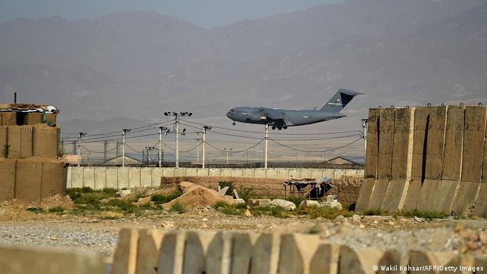 Un avión de transporte estadunidense aterriza en la base de Bagram en una imagen tomada ayer.