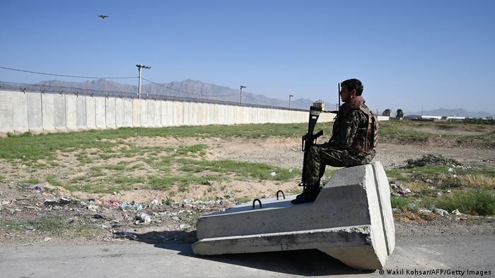 Un soldado afgano, en un retén junto a la base en una imagen tomada ayer.