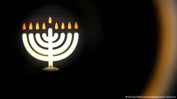 Ein Chanukkaleuchter (neunarmiger Kerzenleuchter) bei einer Ausstellung in der Alten Synagoge in Essen