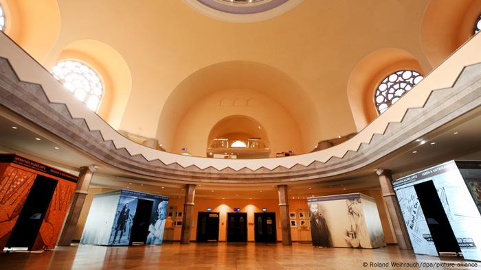 Dentro da velha sinagoga de Essen com exposições