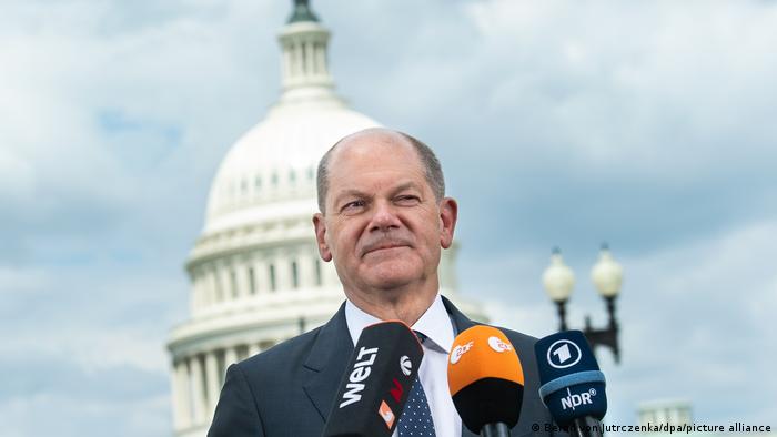 Olaf Scholz in front of the White House