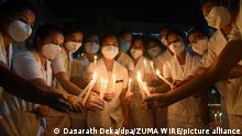 Krankenschwestern halten während der Feier des Nationalen Ärztetages Kerzen für die verstorbenen Ärzte, die ihr Leben durch die Covid-19-Krankheit verloren haben. +++ dpa-Bildfunk +++