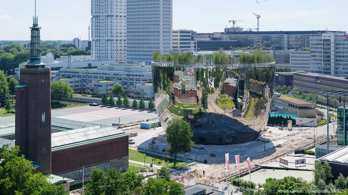 El nuevo edificio es deliberadamente más bajo que su vecino.