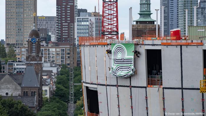 En construcción: se alcanza la meta de los 30 metros de altura. Al fondo la Torre Boijmans.