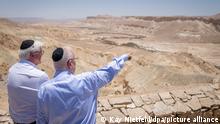 Bundespräsident Frank-Walter Steinmeier (l) und Israels Präsident Reuven Rivlin besichtigen in der Negev Wüste das Zin-Tal im Awdad Nationalpark an der Grabstätte des Gründers des Staates Israels, David Ben-Gurion und Paula Ben-Gurion. Nach drei Tagen endet der Staatsbesuch des Bundespräsidenten in Israel. +++ dpa-Bildfunk +++