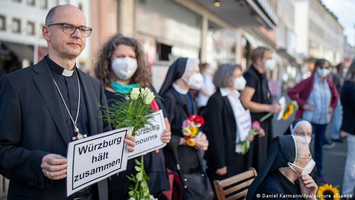 A man hold a sign 'Würzburg stays together'