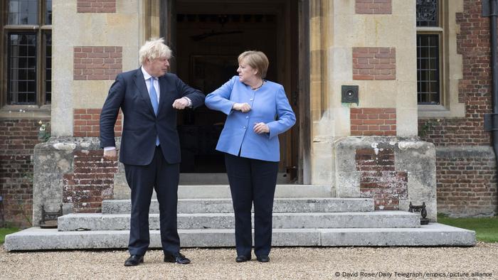 Boris Johnson e Angela Merkel em Chequers, residência de campo do chefe de Estado britânico