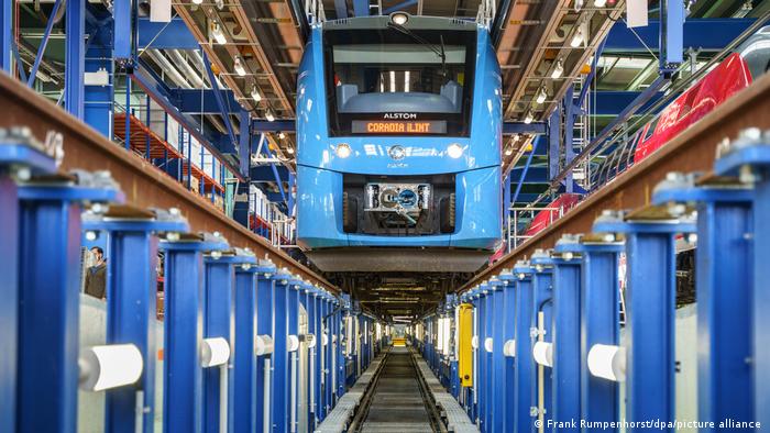 Prototipo del nuevo tren de hidrógeno del tipo Coradia iLint, de Alstom, en una presentación en Fráncfort-Griesheim, que se espera entre en circulación a fines de 2022.